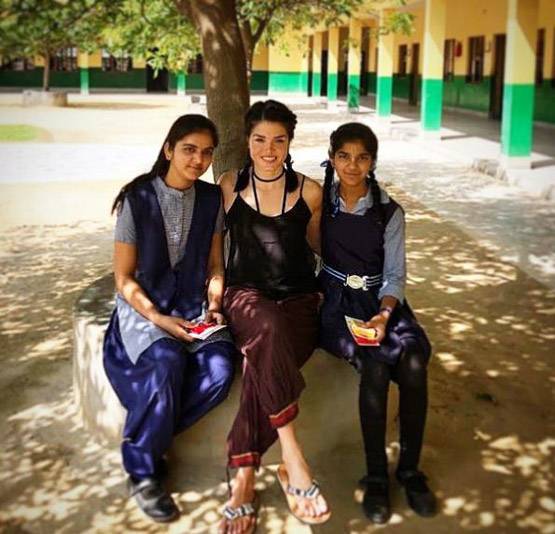 हॉलीवुड की जानी मानी एक्ट्रेस ने यूपी के बच्चे को लिया गोद