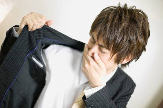 पसीने से नहीं, इस वजह से आती है शरीर से बदबू