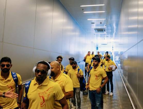 PHOTOS: रोहित ब्रिगेड से भिड़ने मुंबई पहुंची धोनी की येलो आर्मी