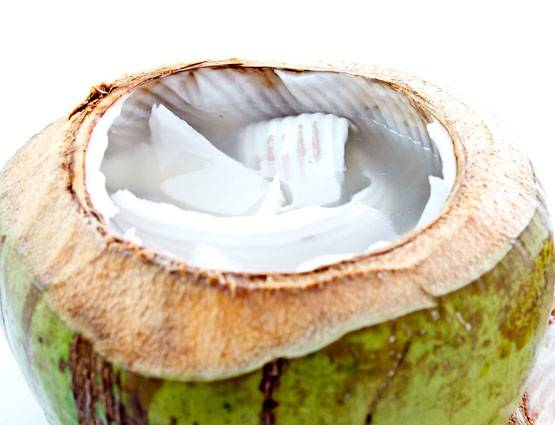 खूबसूरती से लेकर फिटनेस तक, हैरान कर देंगे नारियल पानी पीने के फायदे