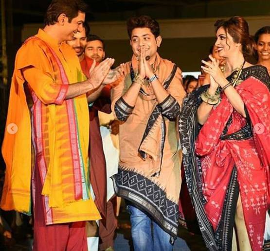 बिग बॉस फेम अर्शी खान ने देसी लुक में किया रैंप वॉक, PHOTOS