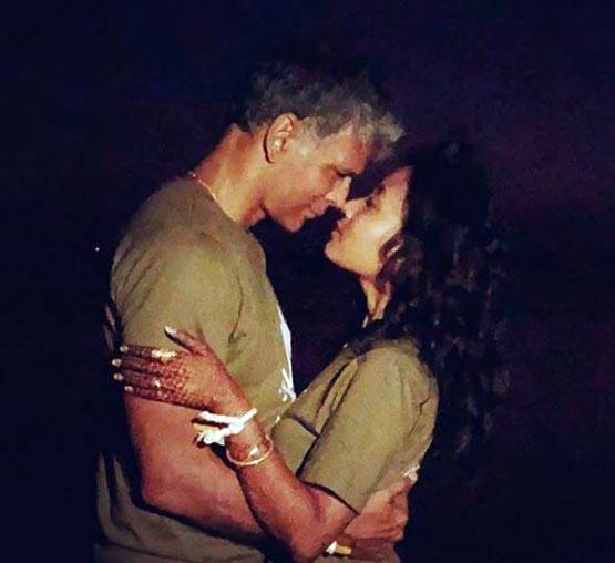 शादी के बाद पानी के अंदर पत्नी संग यूं दिखे मिलिंद, फोटो वायरल