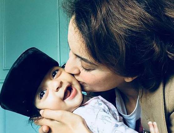 कंगना की गोद में खुश नजर आएं रंगोली के बेटे पृथ्वीराज, PHOTOS