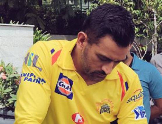 PHOTOS: रोहित ब्रिगेड से भिड़ने मुंबई पहुंची धोनी की येलो आर्मी