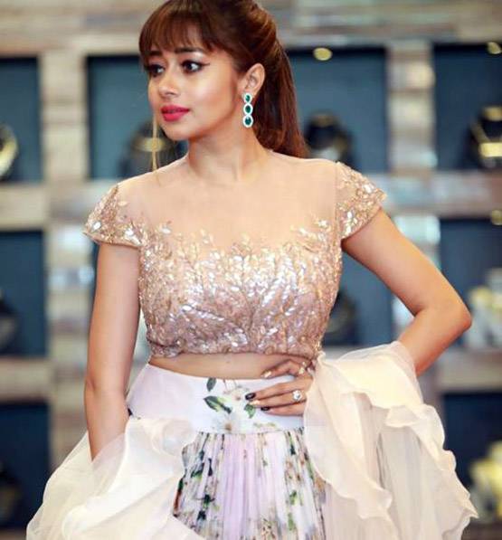 उतरन फेम टीना दत्ता ने बदल लिया अपना लुक, PHOTOS