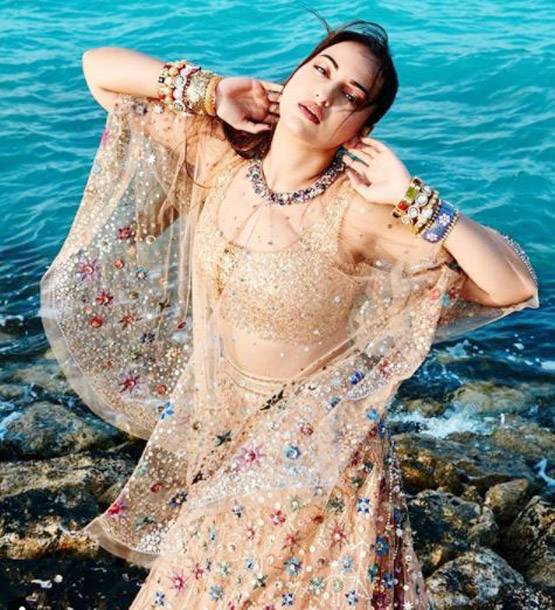 कटरीना के फोटोशूट की हुई नकल? सोनाक्षी की तस्वीरें चर्चा में