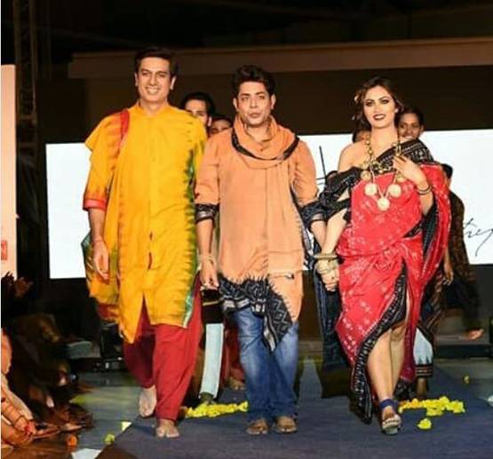 बिग बॉस फेम अर्शी खान ने देसी लुक में किया रैंप वॉक, PHOTOS