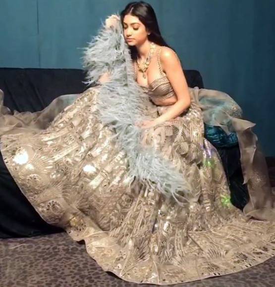 चर्चा में है चंकी पांडे की भतीजी का LED लाइट लहंगा, कराया फोटोशूट