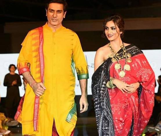 बिग बॉस फेम अर्शी खान ने देसी लुक में किया रैंप वॉक, PHOTOS