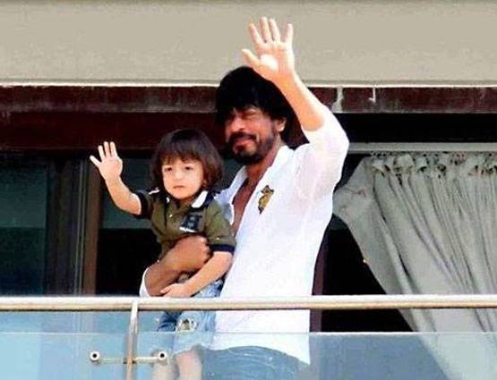 अनन्या की गोद में बैठ इनकी नकल उतारते दिखे शाहरुख के बेटे अबराम