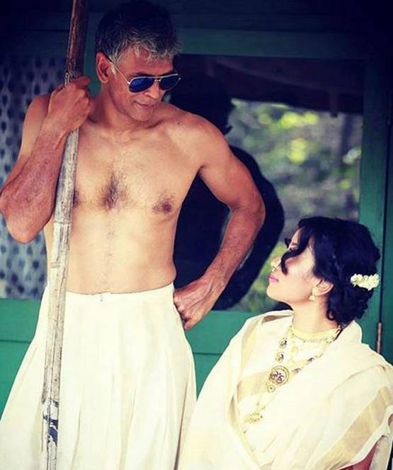 शादी के बाद पानी के अंदर पत्नी संग यूं दिखे मिलिंद, फोटो वायरल