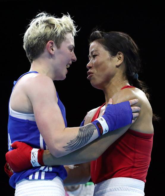 आंखों में आंसू लिए मेरी कॉम ने चूमा मेडल, ऐसे लगाया गोल्डन पंच