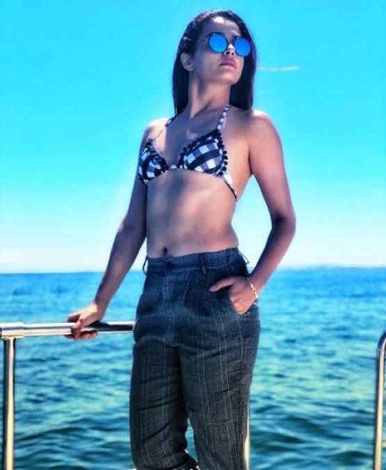 ट्राउजर संग बिकिनी पहन साउथ अफ्रीका में एक्ट्रेस का हॉलिडे