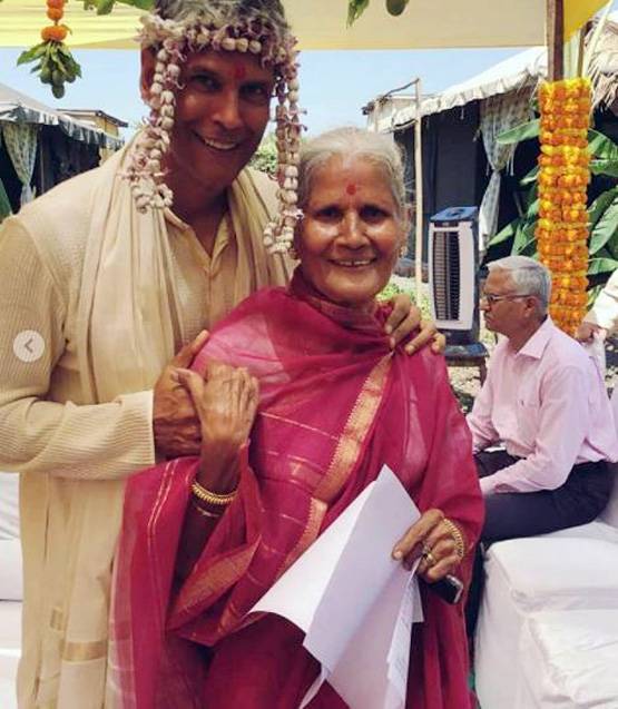 PHOTOS: 25 साल छोटी गर्लफ्रेंड संग 52 के मिलिंद सोमन के सात फेरे