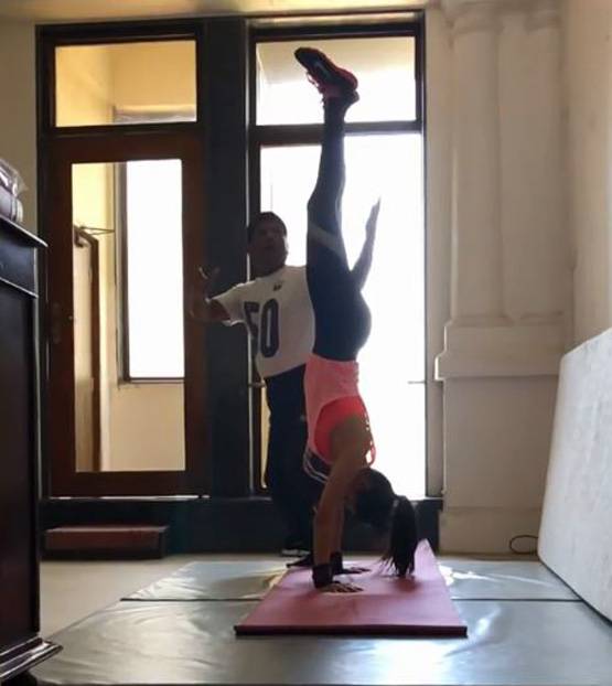 स्वि‍मसूट में अमायरा दस्तूर, अंडर वाटॅर फोटोशूट में दिखा ये लुक