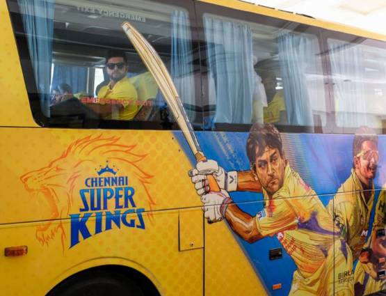 PHOTOS: रोहित ब्रिगेड से भिड़ने मुंबई पहुंची धोनी की येलो आर्मी