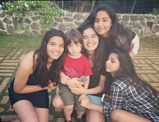 अनन्या की गोद में बैठ इनकी नकल उतारते दिखे शाहरुख के बेटे अबराम