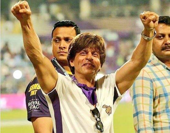 IPL 2018: बेटी सुहाना संग टीम KKR को चीयर करने पहुंचे शाहरुख