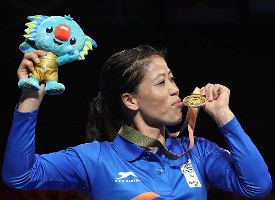 आंखों में आंसू लिए मेरी कॉम ने चूमा मेडल, ऐसे लगाया गोल्डन पंच