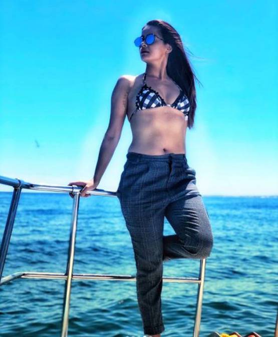 ट्राउजर संग बिकिनी पहन साउथ अफ्रीका में एक्ट्रेस का हॉलिडे