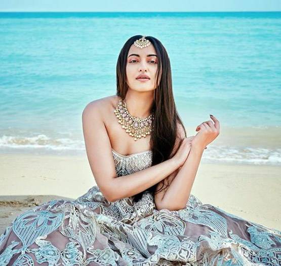 कटरीना के फोटोशूट की हुई नकल? सोनाक्षी की तस्वीरें चर्चा में