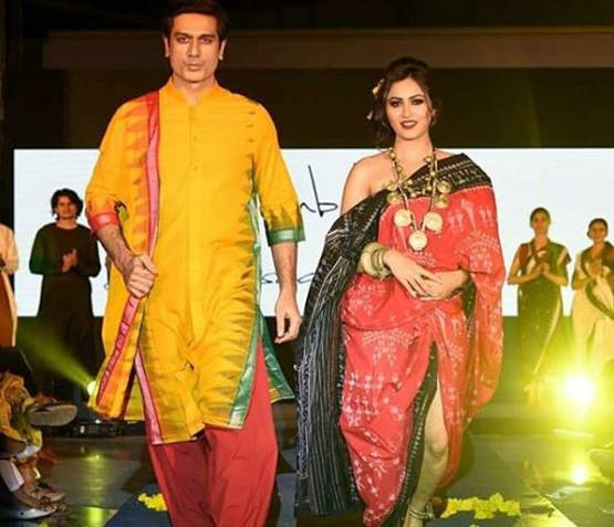 बिग बॉस फेम अर्शी खान ने देसी लुक में किया रैंप वॉक, PHOTOS