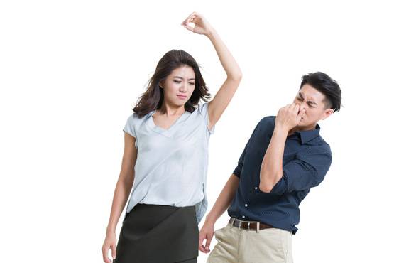 पसीने से नहीं, इस वजह से आती है शरीर से बदबू