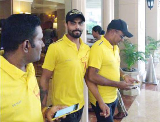 PHOTOS: रोहित ब्रिगेड से भिड़ने मुंबई पहुंची धोनी की येलो आर्मी