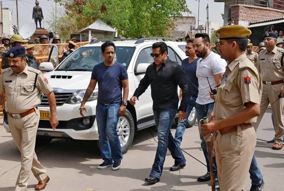 जेल के अंदर से बाहर तक सलमान के फैन, कलाई काटकर लिखा- आई लव यू