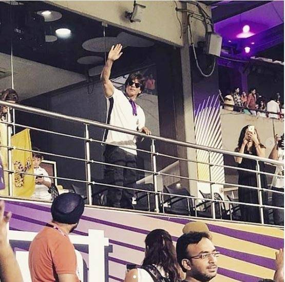 IPL 2018: बेटी सुहाना संग टीम KKR को चीयर करने पहुंचे शाहरुख