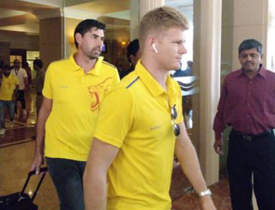 PHOTOS: रोहित ब्रिगेड से भिड़ने मुंबई पहुंची धोनी की येलो आर्मी