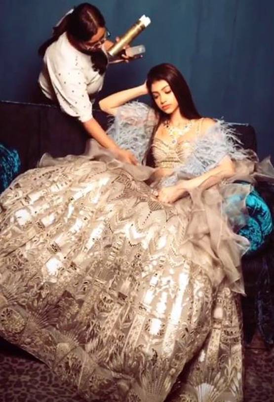 चर्चा में है चंकी पांडे की भतीजी का LED लाइट लहंगा, कराया फोटोशूट