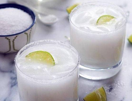 खूबसूरती से लेकर फिटनेस तक, हैरान कर देंगे नारियल पानी पीने के फायदे