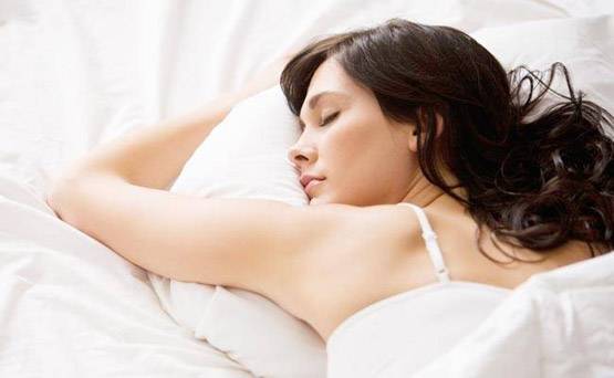 क्या आपको भी सोते समय लगते हैं झटके? जानिए मतलब