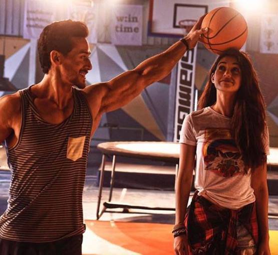 'पत्थरबाजी ठीक, तिरंगा जलाना बर्दाश्त नहीं', बागी2 के दमदार संवाद