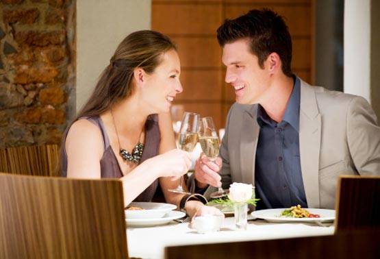 पहली मुलाकात: लड़कों में ये 6 चीजें नोटिस करती हैं लड़कियां!