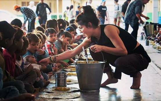 हॉलीवुड की जानी मानी एक्ट्रेस ने यूपी के बच्चे को लिया गोद