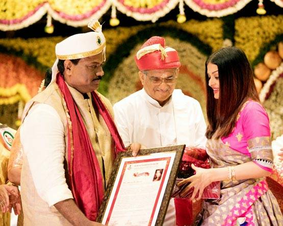 इवेंट में छाया ऐश्वर्या राय का हॉट पिंक इंडियन लुक, देखें PHOTOS