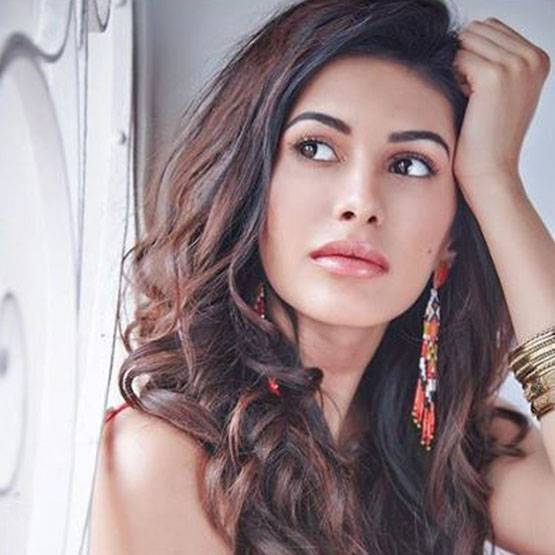 'राजमा चावल' के लिए एक्ट्रेस ने मुंडवाया आधा सि‍र