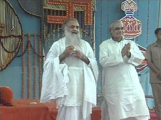 सबसे रसूखदार संत था आसाराम, मोदी-वाजपेयी सहित ये नेता थे भक्त