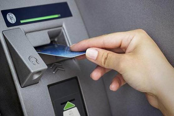 ATM से पैसे निकालने समेत ये बैंक‍ सेवाएं होंगी महंगी? बढ़ेंगे चार्ज