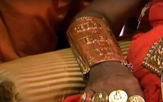 अजीबोगरीब बाबा: पहनते हैं 14 kg सोने का गहना, 27 लाख की घड़ी