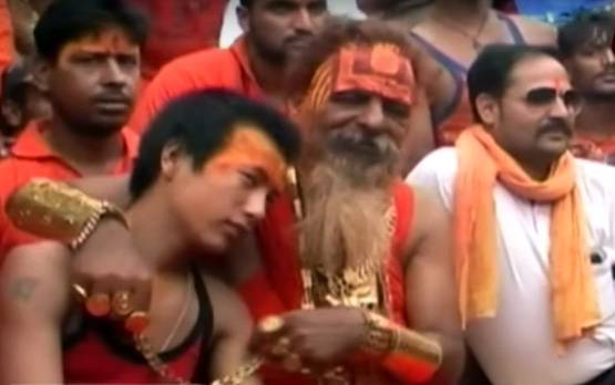 अजीबोगरीब बाबा: पहनते हैं 14 kg सोने का गहना, 27 लाख की घड़ी