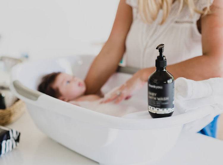 काले बच्चे को गोरा करने के लिए मां ने पत्थर से रगड़ा, बाल-बाल बचा