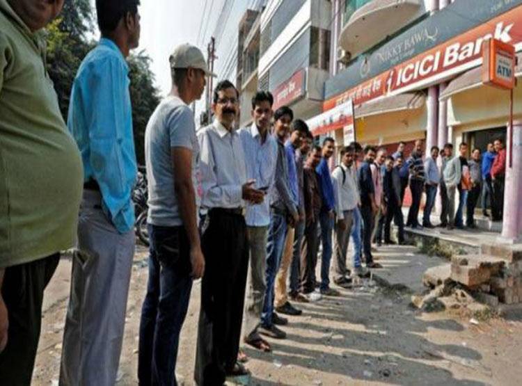 कैश संकट: शादी का कार्ड दिखाकर लोग निकाल रहे पैसा