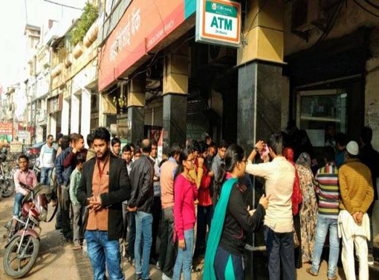 कैश संकट: शादी का कार्ड दिखाकर लोग निकाल रहे पैसा