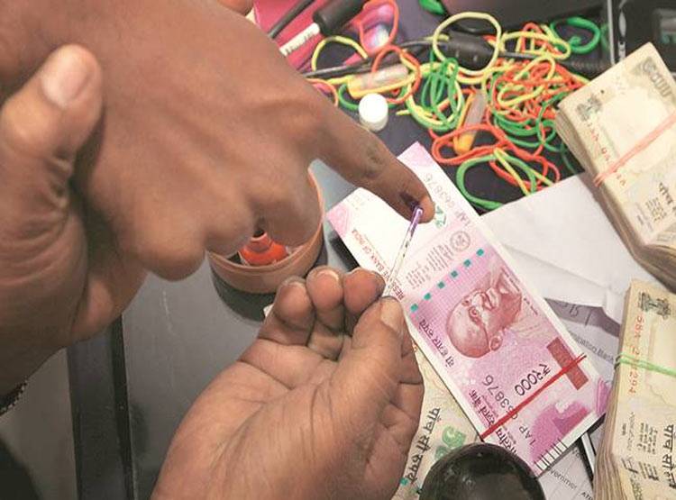 कैश संकट: शादी का कार्ड दिखाकर लोग निकाल रहे पैसा