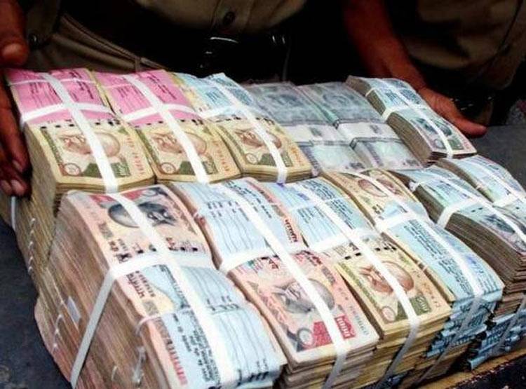 कैश संकट: शादी का कार्ड दिखाकर लोग निकाल रहे पैसा