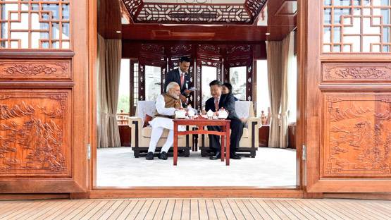 क्या केतली उठा मोदी ने जिनपिंग को बताई चाय बेचने की कहानी?