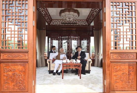 क्या केतली उठा मोदी ने जिनपिंग को बताई चाय बेचने की कहानी?